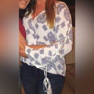 Women's Blue and White Patterned Top